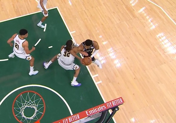 PG模拟器-一般人可扛不住！字母哥低位背打戈登转身用肘被吹进攻犯规